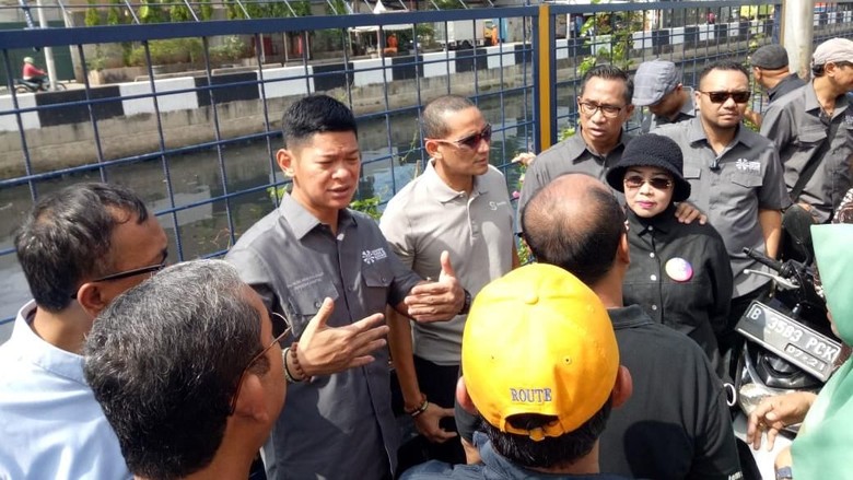 Tinjau Wisma Atlet Kemayoran, Sandi Soroti Kebersihan Kali Item Tinjau Wisma Atlet Kemayoran, Sandi Soroti Kebersihan Kali Item