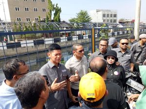 Tinjau Wisma Atlet Kemayoran, Sandi Soroti Kebersihan Kali Item