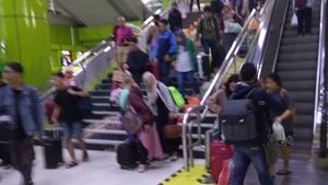 Potret Pemudik Masih Padati Stasiun Gambir di Musim Arus Balik