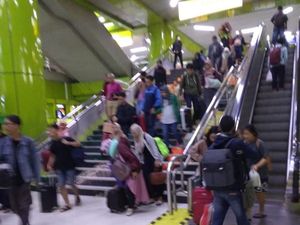 Potret Pemudik Masih Padati Stasiun Gambir di Musim Arus Balik
