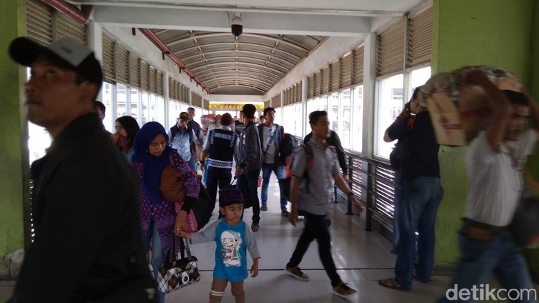 33.833 Pemudik Berdatangan di Terminal Purabaya 33.833 Pemudik Berdatangan di Terminal Purabaya