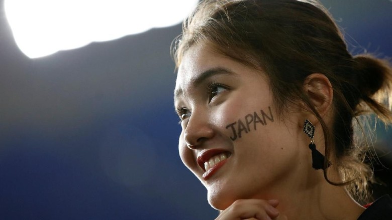 Fans Jepang dan Kolombia A Japanese soccer fan reacts as she watches a broadcast of the World Cup Group H soccer match Colombia vs Japan, at a public viewing event in Tokyo, Japan June 19, 2018. REUTERS/Issei Kato