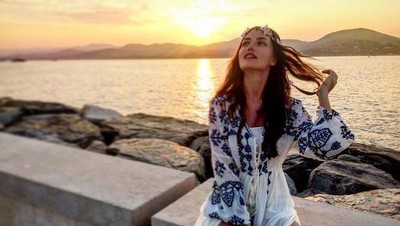 Foto: Gaya Liburan Artis Cantik Turki, Fahriye Evcen