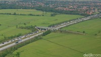 Arus lalulintas menuju Jakarta ramai lancar. Sementara arus sebaliknya lancar.