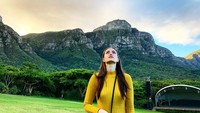 Tidak hanya menikmati pesona kampung halamannya Turki, dia juga berkunjung ke beragam negara. (evcenf/Instagram)