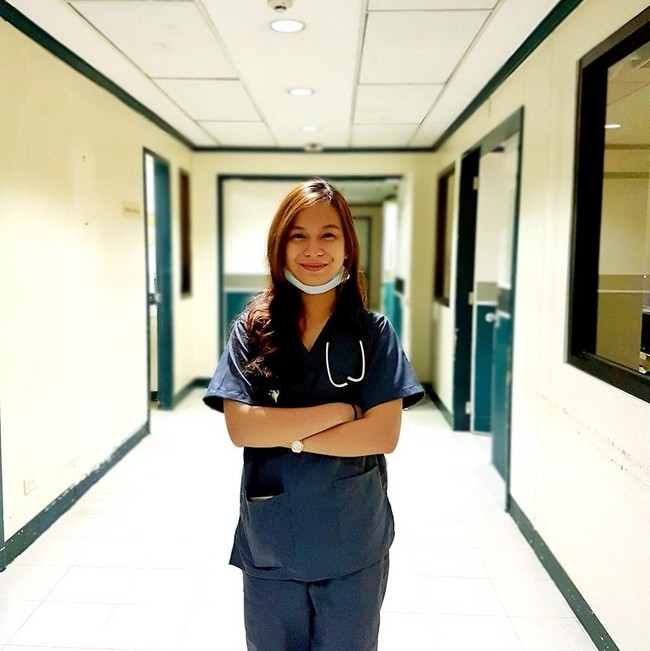 Tak sedikit netizen terutama pria bercanda bahwa mereka berharap bisa sakit, sehingga dapat bertemu dan mengunjungi Maria di kliniknya. Foto: Facebook