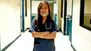 Terpikat Paras Maria, Dokter Cantik yang Buat Pria Ingin Disuntik