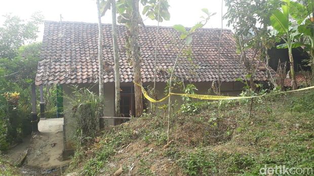 TKP dukun pijat aborsi di Magelang dipasangi garis polisi. 