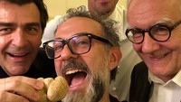 Wefie Bottura bersama Alain Ducasse dan beberapa chef Prancis lain. Ia menulis, Siapa bilang ada hubungan buruk antara Italia dan Prancis?!! Foto: Instagram massimobottura