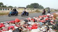 Akibat banyaknya tumpukan sampah, para pengguna jalan, seperti pejalan kaki dan pemudik dengan kendaraan merasa terganggu.