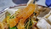 Dari tampilannya saja sudah menggoda ya. Tahu campur dengan paduan kikil dan tulang muda makin enak disantap dengan mi, selada hingga kerupuk. Mantap! Foto: Instagram @surabayafoodies