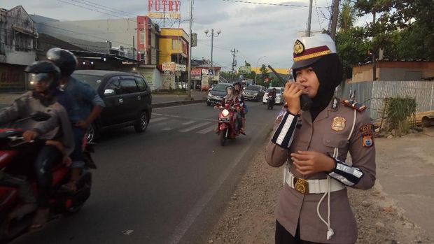 Sisi Lain Mudik, Polwan Ini Lawan Rindu Demi Lancarkan Arus Lalin