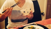 Ini gaya Shinji Kagawa saat sedang menyantap makan malam. Foto: Instagram @sk23.10