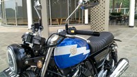 Semua bodi bawaan motor ditanggalkan digantikan dengan bodi custom dari galvanis. Tangki bensin dibuat baru dengan mengkanibal tangki lama. Tangki lama diambil bagian dasar dan tutupnya, selain agar tidak mengubah dudukannya juga agar pelampung bensin tetap bisa dipakai, sehingga indikator bensin pada panel speedometer tetap berfungsi dan kunci original bisa tetap digunakan untuk membuka tutup bensin. Foto: Handoko N Soetrisno