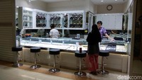 Penjual emas di Cikini Gold Center, Menteng, Jakarta Pusat memperkirakan masyarakat yang menjual perhiasan emas pasca Lebaran bakal meningkat hingga 50% dibandingkan hari biasa.