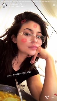 Kylie Jenner Tunjukan Keahlian Memasak Sup Matzo di Instagram
