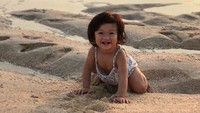 Happy banget ktemu pasir sama laut...kurang piknik ya nak ? kata Rio kepada anaknya Salma Jihane Putri Dewanto. Ini diambil di salah satu pantai Gili Air (riodewanto/Instagram)