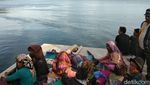 Foto: Keluarga Menanti Kabar Korban KM Sinar Bangun di Danau Toba