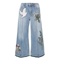 Jeans keluaran Alexander McQueen ini dihiasi bordiran burung dan bunga bernuansa gothic. Jeans berpotongan lebar buah karya sang creative director Sarah Burton ini dibanderol Rp 28,4 juta. Foto: Dok. Preview