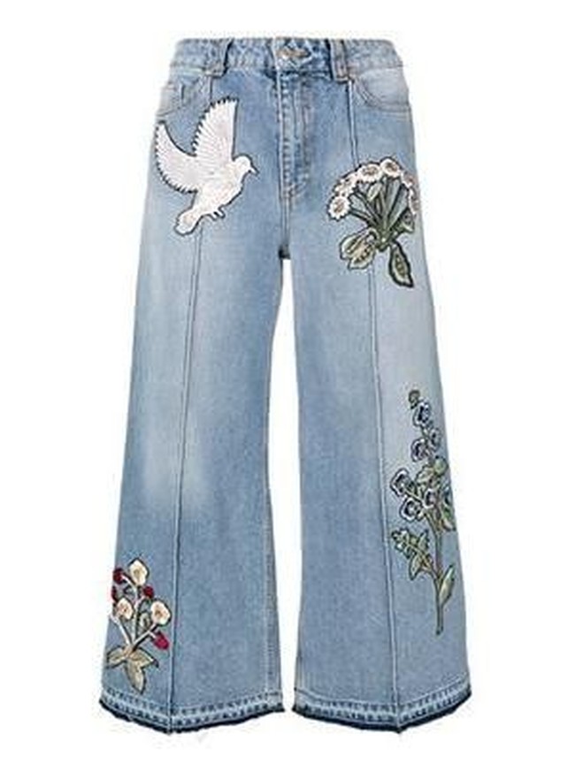 Jeans keluaran Alexander McQueen ini dihiasi bordiran burung dan bunga bernuansa gothic. Jeans berpotongan lebar buah karya sang creative director Sarah Burton ini dibanderol Rp 28,4 juta. Foto: Dok. Preview