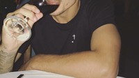Meminum segelas wine, Griezmann menulis tagar #honeymoon. Wah, kira-kira 26 Juni 2017 lalu pesebak bola ini bulan madu ke mana, ya? Foto: Instagram antogriezmann