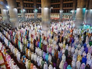 5 Amalan Sederhana Berpahala Besar, Termasuk Mengamini Imam saat Salat