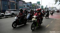 Para pemudik motor melintas beriringan.