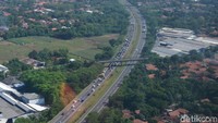 Berdasarkan pantauan dari udara, sempat terjadi kepadatan kendaraan di beberapa titik, seperti di rest area Km 164, 166, dan 101 arah Jakarta.