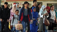 Sebagian pemudik tiba dengan membawa barang bawaan. 