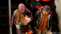 Namun kepadatan di Stasiun Pasar Senen dan Stasiun Gambir belum dapat diprediksi karena banyak pemudik yang turun di stasiun lainnya.