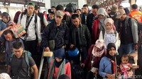 Pemudik tiba di Stasiun Pasar Senen, Jakarta, Rabu (20/6/2018).