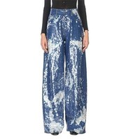 Teknik acid washed yang menghasilkan efek belel nan unik mungkin jadi alasan kenapa jeans berpotongan lebar ini dihargai sangat mahal. Jeans dari Dsquared2 ini juga dihiasi sequin, dan dibanderol Rp 69 jutaan. Foto: Dok. Preview