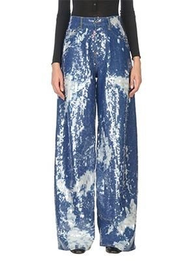 Teknik acid washed yang menghasilkan efek belel nan unik mungkin jadi alasan kenapa jeans berpotongan lebar ini dihargai sangat mahal. Jeans dari Dsquared2 ini juga dihiasi sequin, dan dibanderol Rp 69 jutaan. Foto: Dok. Preview