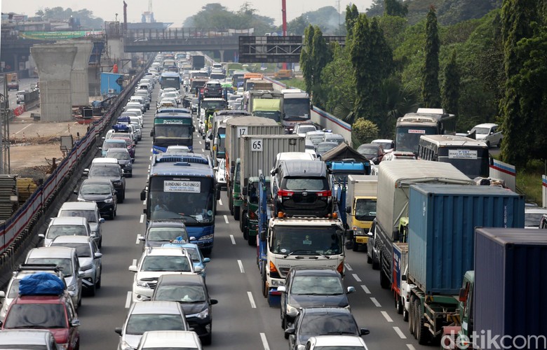 Kepadatan jalan tol. Foto: Agung Pambudhy Kepadatan jalan tol. Foto: Agung Pambudhy
