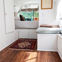 Kamar tidur yang terlihat nyaman, dengan dominasi warna putih yang dipercantik karpet di atas lantai kayu. Super stylish! Foto: Dok. Bored Panda
