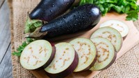 Bukan sayur terung ungu, tapi buah terung ungu. Ya, terung ungu bahkan masuk dalam kelompok jenis buah berry. Foto: Istock