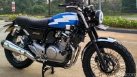 Karena konsep ubahan motor ini akan menjadi klasik tracker, maka kaki-kaki diubah menggunakan ban dual purpose dan velg jari-jari ukuran 18 inci yang sudah tersedia, ditambah twin shock absorber menggunakan YSS tabung ukuran 360 mm. Foto: Handoko N Soetrisno