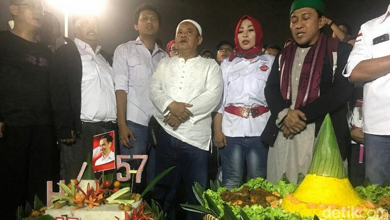Rayakan Ultah Jokowi, Relawan Potong Tumpeng di Depan Istana Rayakan Ultah Jokowi, Relawan Potong Tumpeng di Depan Istana