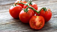 Tomat mengandung  lycopene yang sehat untuk jantung, dan dapat menurunkan tekanan darah secara signifikan. Hindari memasak atau menumis tomat, karena kandungan nutrisinya akan berkurang. Foto: iStock