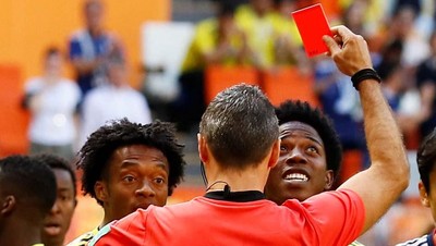 Kartu Merah Pertama dalam Kemenangan Samurai Biru