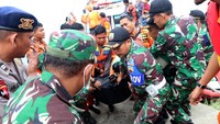 Hingga hari ketiga proses pencarian korban tenggelamnya KM Sinar Bangun, sebanyak 18 penumpang selamat, 3 orang penumpang tewas dan 160 penumpang lainnya masih dalam proses pencarian. Antara Foto/Irsan Mulyadi.