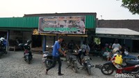 Awal mula kopi santen ini dari Mbah Sakijah. Dia mau bikin sayur dan santannya lebih, terus dicampur sama kopi. Jadi nggak sengaja bikinnya. Depan Warung Kopi Santen Mbah Sakijah (Masaul/detikTravel)