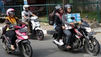 Para pemudik motor membawa sejumlah barang.