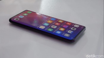 Tampak ponsel ini layarnya sangat penuh dengan sisi-sisi yang melengkung. Foto: Adi Fida Rahman/detikinet