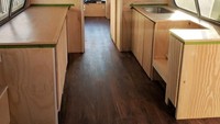 Bus yang sudah dirombak terlihat seperti rumah mewah. Di dalamnya ada kamar tidur, almari, dan dapur. Istimewa/boredpanda/thebustinyhome.