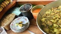 Sebelum disajikan dalam piring. Begini tampilan tahu campur khas Jawa Timur. Lihat tuh di dalam pancinya terdapat potongan daging dan lemak yang kenyal empuk. Ditambah dengan selada, mie dan bumbu petis. Uenaak! Foto: Instagram @incipsitik