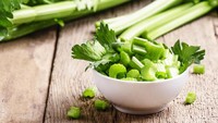 Selain membakar kalori tubuh, daun seledri nengandung nutrisi yang baik untuk menjaga tekanan darah tinggi. Seledri yang dimasak lebih berkhasiat untuk menurunkan tekanan darah. Foto: iStock