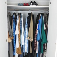 Di dalam bus dibuat lemari pakaian yang juga bisa memuat aksesori lainnya seperti sepatu dan tas. Foto: Dok. Bored Panda