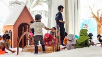 Pengunjung bisa merasakan serunya bermain salju asli dan dan menikmati berbagai permainan seperti : Snow Slide: seluncur salju dengan panjang lintasan 7 meter, Snow Fall: merasakan serunya hujan salju, Snow Playground: taman bermain salju dan beberapa spot selfie yang menarik untuk dipajang di sosial media. Foto: dok. Discovery Mall