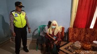 Foto: Yamini melakukan praktik aborsi dengan modus pijat tradisional selama 25 tahun.  Yamini tengah duduk dan mengenakan kebaya warna merah serta kain jarit saat ditunjukkan polisi. Wajahnya ditutupi masker dan tertunduk. Fotografer: Pertiwi/detikcom